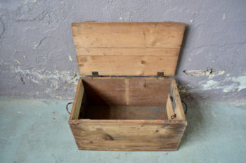 Coffre à jouet rangement caisse en bois vintage rétro bricolage chambre enfant patine années 40 wooden trunk kid deco bohème