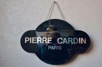 Enseigne Pierre Cardin Paris haute couture décoration murale publicitaire