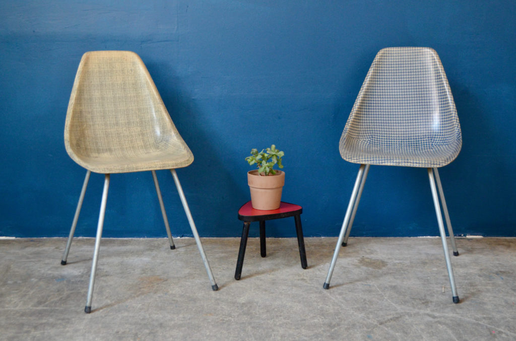 Paire de chaises en fibre de verre “La Cigogne” Paire de chaises en fibre de verre “La Cigogne”