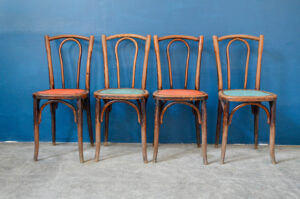 Série de chaises bistrot en bois courbé restaurant