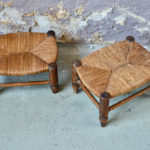 De paille et de bois, cette jolie paire de tabourets rustiques semble tout droit sortie d'une ferme ou d'un chalet d'alpage. Reposes pieds ou assises d'appoint autour d'une table basse, ils possèdent un charme bohèpe et campagnard. Petits accessoires déco et usuels, ils apporteront de la douceur à votre déco.