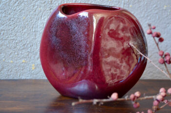Vase rouge forme lentille en céramique de Max Idlas style vintage scandinave déco bohème