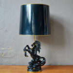 Lampe en céramique zoomorphe cheval style Hollywood Regency noir et or