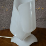 lampe de chevet blanche forme drapée design vintage