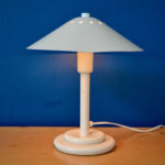 Sur un bureau ou un joli meuble, cette jolie lampe des années 70 de forme champignon sera mettre son petit grain de lumière dans l'ambiance intérieur. Sa forme moderne graphique et très dynamique nous enchante. La lampe champignon et une production française signée Aluminor.