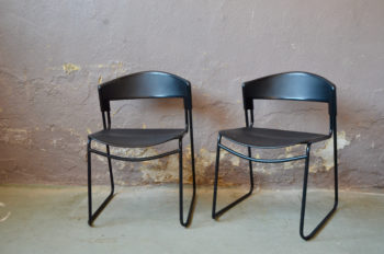 Les chaises du designer Italien Paolo Favaretto affichent des lignes minimalistes, aériennes, légères...  Éditées par Airborne et  Steelcase, elles possèdent un design dynamique et une belle ergonomie d'utilisation. Le piétement traineau en acier laqué de noir soutient assise et dossier en plastique moulé.