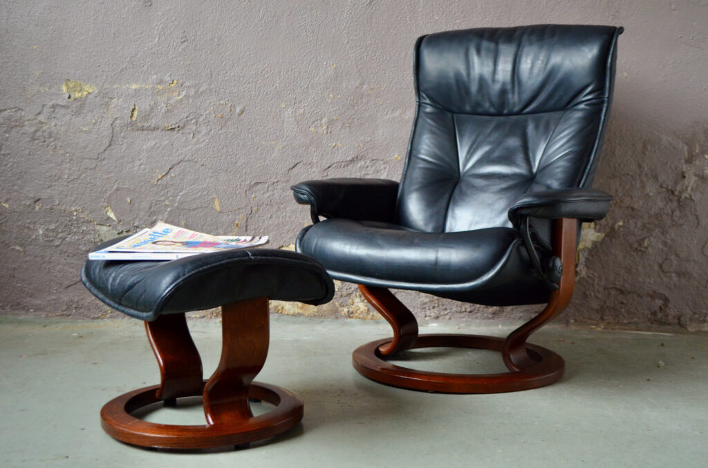 Fauteuil lounge et ottoman en cuir Ekornes scandinave ancien Norvégien