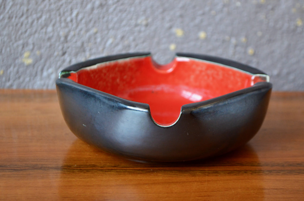 Cendrier bicolore midcentury Cendrier bicolore midcentury