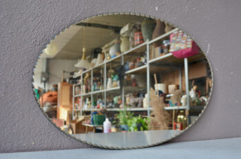 Ce miroir vintage ovale de belles dimensions trouvera sa place dans toutes les pièces de la maison. Nous apprécions ses contours dentelés et son tain marqué par le temps… Une  pièce bohème qui ne manque pas de charme!