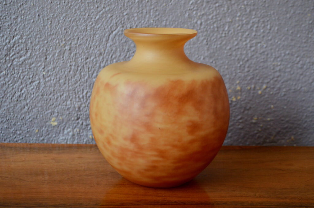 Vase boule en verre marmoréen