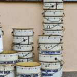 C'est une trouvaille étonnante que cet important lot de seaux à l'allure industriel. Destinés à l'origine au stockage et au transport de lait concentré il ont par la suite été utilisé pour le stockage de miel... Leur patine de vie intense et authentique témoigne de leur vécu hors du commun! Le reste de leur histoire reste à inventer mais ils sont impatients de reprendre du service : compositions décorative aux accents indus en lot, déco de vitrines, corbeilles à papier dans les bureaux, rangement des chaussons ou des petites voitures à la maison... Tout est toujours possible pour ces pots UCLA!