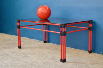 Table basse verre fumé et métal rouge design Italie 1980 esprit Memphis Milano