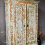Cette armoire anciennes aux lignes douces et classiques des armoires parisiennes possède une patine extrême voire brutale... Couleurs douces et épaisseurs successives.. Grattée, frottée, rayée, cette armoire au coeur tendre est un peu frappée! A l'Atelier, nous sommes littéralement tombés sous le charme de ce meuble vintage tout à fait unique, authentique, un brin bohème et wabi-sabi... Ses belles dimensions et pratiques en feront un meuble de rangement polyvalent, dans une entrée ou une salle de bain, dans la cuisine ou la chambre...