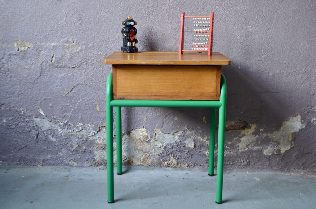 Bureau d'écolier ancien enfant pupitre école vintage indus