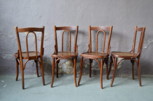 Série de chaises bistrot en bois courbé restaurant