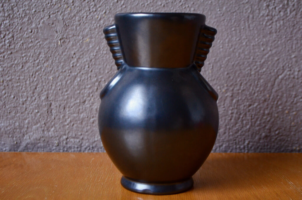 Vase noir de Blanche Letalle pour Saint Clément