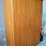 Armoire en bois vintage rétro années 50 pieds compas bohème mobilier enfant fifties midcentury armoire parisienne