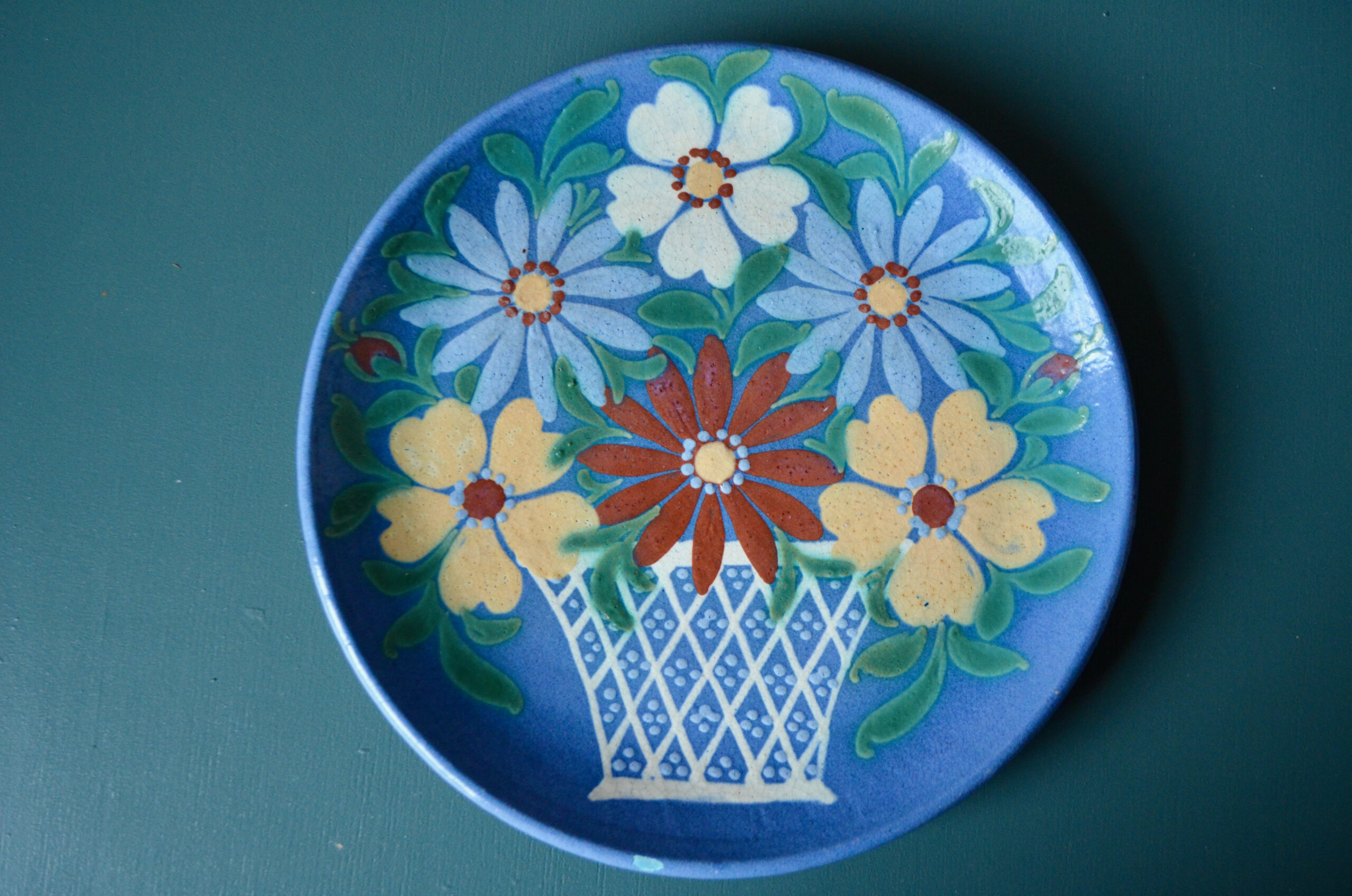 Assiette bleue au bouquet de Jean Garillon - L'atelier Belle Lurette,  Rénovation de meubles vintage