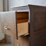 Meuble à tiroirs à casier ancien en bois administration vintage atelier colonne