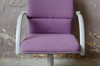 Fauteuil siège de bureau violet pivotant vintage ancien design Stoll Giroflex