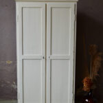 Armoire parisienne vintage rétro patine crème linge bohème chambre enfant années 40 penderie