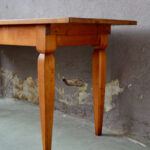 Grande table de ferme bistrot ancienne en bois style bohème vintage et bohème