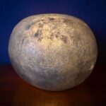 Lampe caillou ou rocher en fibre de verre ancienne design bohème
