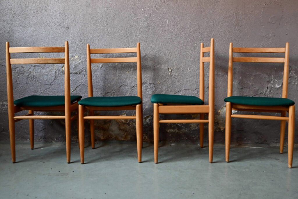 Cet ensemble de chaises en hêtre affiche de superbes lignes et un look résolument scandinave. A la fois fines et robustes, on aime leur piétement fuseau, la légèreté de la silhouette et le contraste entre les assises vertes sapin et la teinte clair et lumineuse du bois. Associées à une jolie table au design léger, elles deviennent irrésistibles… Nous aimons le confort offert par cette série de quatre chaises à la ligne élégante. 
