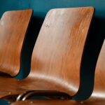 Un design minimaliste, un mélange de matières pour une ergonomie parfaite, et une teinte chaleureuse du bois, il n'en fallait pas plus pour nous séduire. Cette grande série de chaises des années 60 est originale, facile à adopter. Nous aimons la finesse du piétement fin en métal laqué de noir. L'assise et le dossier sont formés d'une pièce unique de bois contrecollé et thermoformé. Légères, confortables et ergonomiques, elles feront mouche autour d'une table, aux lignes scandinave ou d'inspiration indus... Nous aimons énormément les nuances des teintes du bois, dynamisant cette très belle série de chaises vintage.