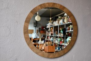 Avec son design scandinave et dimensions plus que généreuses ce miroir aux formes géométriques est d'une simplicité touchante. La teinte chaleureuse du bois plaqué de son cadre lui offre volume et profondeur dans un esprit décoratif et essentiel.