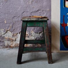 Tabouret en bois massif déco bohème indus meuble de ferme patine chevet porte-plantes