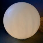 Lampe sphère à poser italienne design space age minimaliste