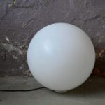 Lampe sphère à poser italienne design space age minimaliste