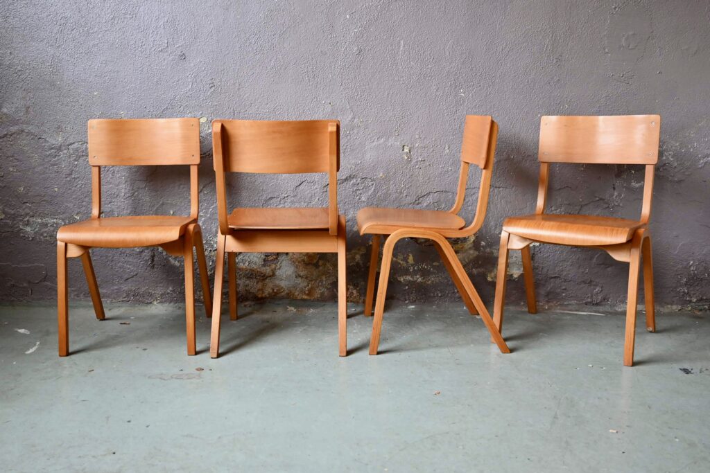 Série lot de chaises en bois empilables vintage design pieds compas scandinave