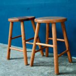 Cette charmante assise est touchante de simplicité. Tout en bois de résineux massif, dotés barreaux horizontaux décalés en hauteur, et offrant d'une silhouette essentielle, ces tabourets sont une production vintage aux accents rustiques, montagnards et authentiques. Cette pièce de mobilier discrète saura se glisser partout, et deviendra porte-plantes, table de nuit, bout de canapé ou siège d'appoint pour les soirées entre copains.