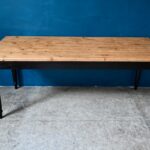 Grande table bistrot ou de ferme en bois massif pieds noirs bohème rustique