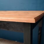 Grande table bistrot ou de ferme en bois massif pieds noirs bohème rustique