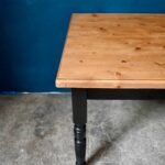 Grande table bistrot ou de ferme en bois massif pieds noirs bohème rustique