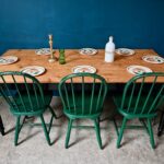 Grande table bistrot ou de ferme en bois massif pieds noirs bohème rustique