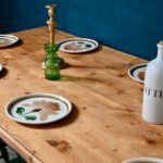 Grande table bistrot ou de ferme en bois massif pieds noirs bohème rustique