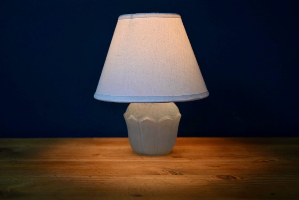 Lampe en verre pressé moulé Lampe en verre pressé moulé