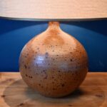 Lampe pied boule en grès ancienne déco bohème campagne chic et wabi sabi