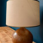 Lampe pied boule en grès ancienne déco bohème campagne chic et wabi sabi