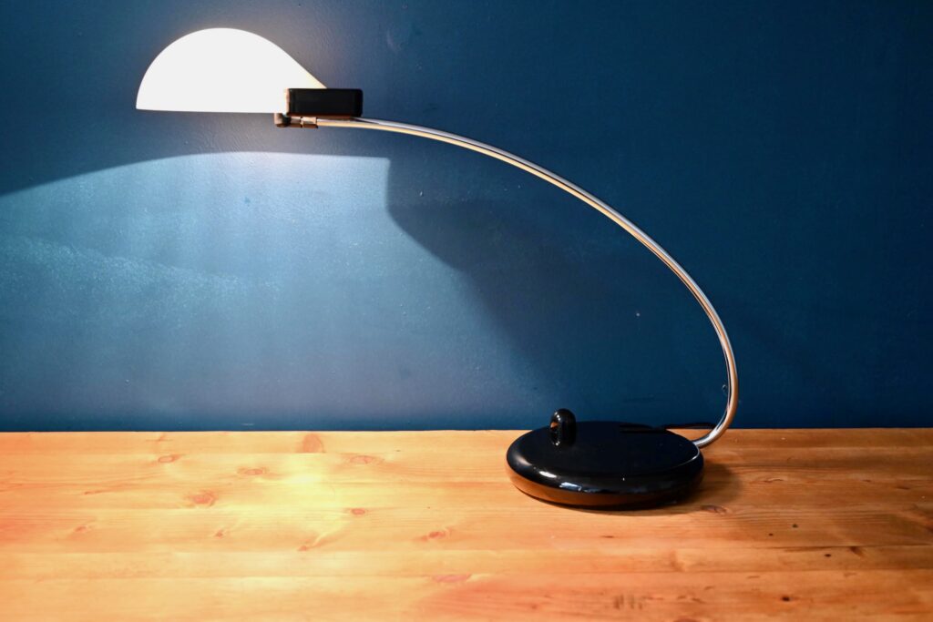 Lampe “Dogale” de Bruno Gecchelin pour Oluce Lampe “Dogale” de Bruno Gecchelin pour Oluce
