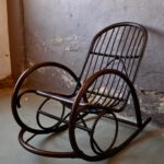 Tout en rotin de teinte foncée et tout en courbes, ce magnifique Rocking Chair adulte est une ode à la détente et au farniente. Avec sa silhouette toute douce et la teinte chaleureuse du rotin, c'est le fauteuil idéal pour profiter d'un bon livre, tisane à proximité! A la fois tendre, bohème et campagnard, ce charmant fauteuil à bascule en rotin est aussi déco que confortable!