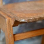Chaise enfant vintage scandinave en bois clair pieds compas