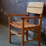 Toute simple, sobre et d'un charme bohème certain, cette petite chaise enfant possède de nombreux atouts pour nous séduire. Son assise et son dossier sont constitués de lattes ; ses lignes simples sont intemporelles, dans un style rustique et campagne chic.