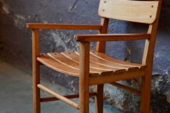 Toute simple, sobre et d'un charme bohème certain, cette petite chaise enfant possède de nombreux atouts pour nous séduire. Son assise et son dossier sont constitués de lattes ; ses lignes simples sont intemporelles, dans un style rustique et campagne chic.