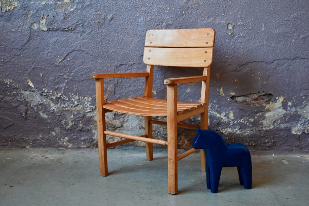 Chaise ou petit fauteuil enfant vintage bois massif rustique bohème campagne