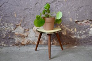 Table tripode vintage rétro pop années 60 tripode jaune électrique rockabilly pieds compas porte plantes